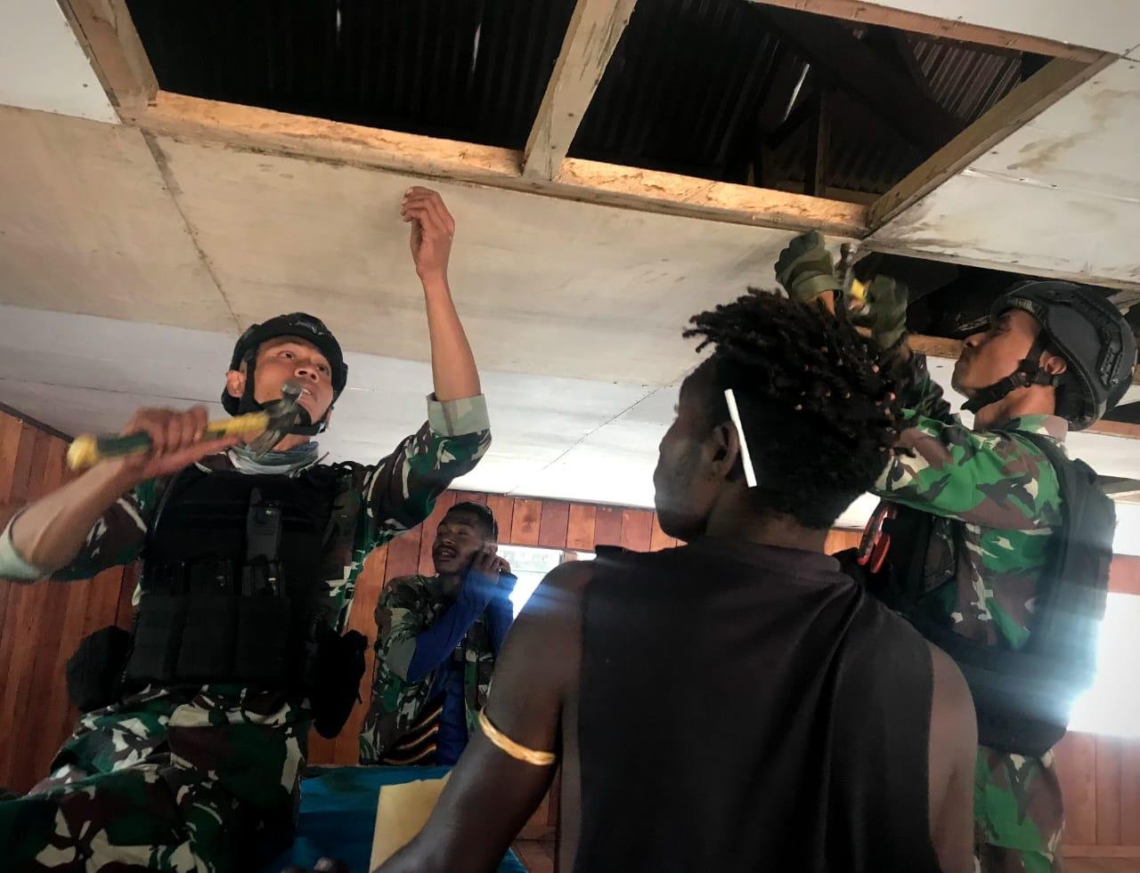 Yonif Raider 321 Kostrad Perbaiki Gereja Karunggame di Yigi