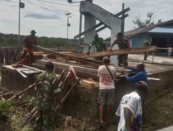Babinsa Kokonao Ajak Warga Perbaiki Tanggul untuk Galang Semangat Gotong Royong