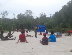 Babinsa Koramil 1710-07/Mapurujaya Ajari Anak Bermain Voli Saat Komsos