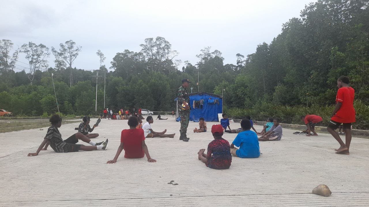 Babinsa Koramil 1710-07/Mapurujaya Ajari Anak Bermain Voli Saat Komsos