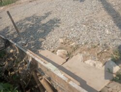 Kontruksi Jalan Desa Cisait Diduga Sengaja Dibuat Menggantung Pakai Bekisting Bambu dan Triplek Bekas