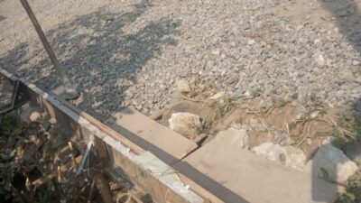 Kontruksi Jalan Desa Cisait Diduga Sengaja Dibuat Menggantung Pakai Bekisting Bambu dan Triplek Bekas