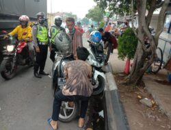 Sat Lantas Polres Serang Kota Tertibkan Kendaraan Parkir di Bahu Jalan