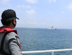 Bakamla RI dan USCGC Munro Gelar Passing Exercise di Pulau Dana