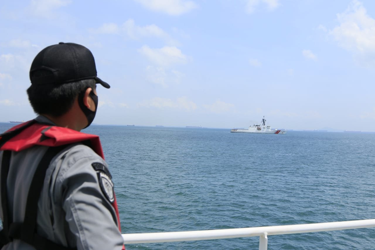 Bakamla RI dan USCGC Munro Gelar Passing Exercise di Pulau Dana