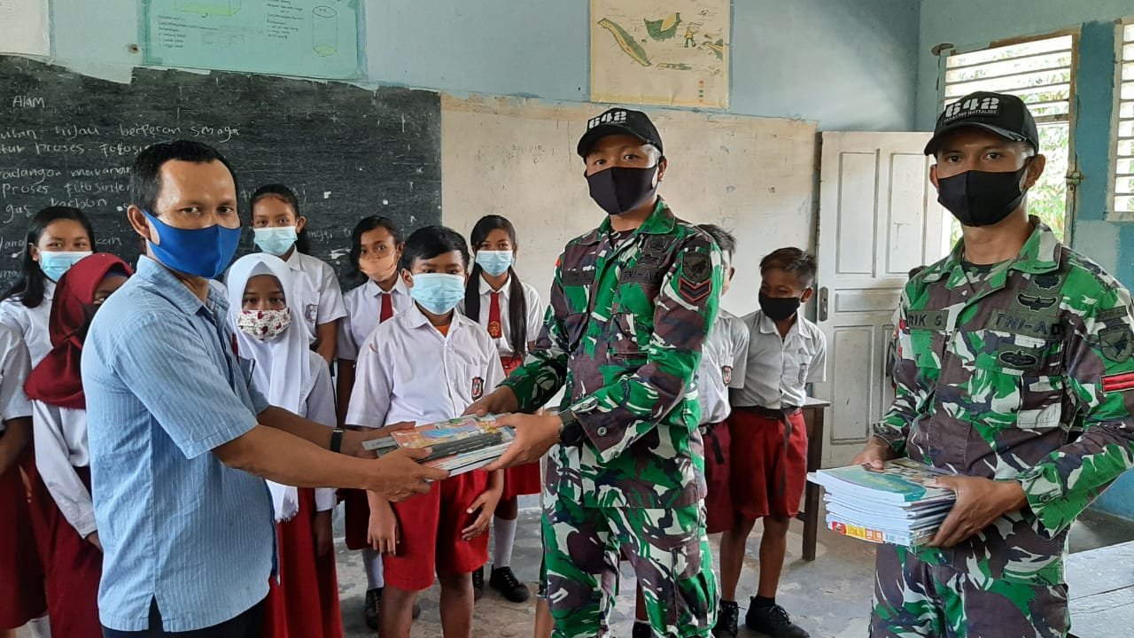 Satgas Yonif 642 Bagikan Buku dan Alat Tulis untuk Dukung Pendidikan Siswa Perbatasan RI-Malaysia
