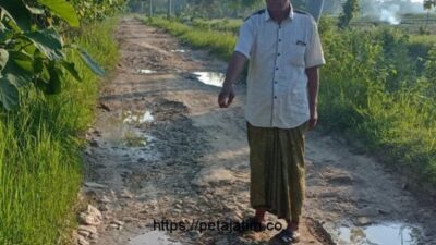 Diduga Mobil Proyek Tol Sebabkan Jalan Berlubang Mirip Kubangan Kerbau