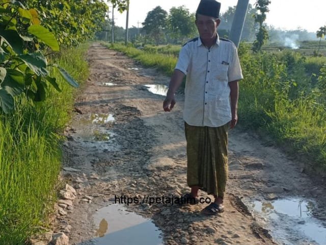 Diduga Mobil Proyek Tol Sebabkan Jalan Berlubang Mirip Kubangan Kerbau