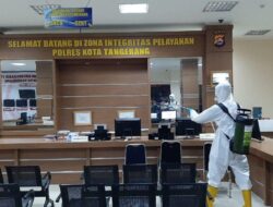 Sat Brimob Banten Semprotkan Disinfektan di Mapolresta Tangerang Cegah Covid