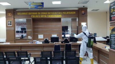 Sat Brimob Banten Semprotkan Disinfektan di Mapolresta Tangerang Cegah Covid