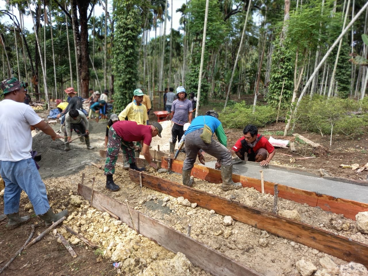 Prajurit TNI dan Warga Gotong Royong Cor Jalan di Kampung Koya Koso Papua