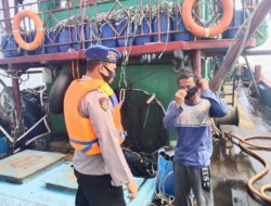Satpolair Pandeglang Bagikan Masker kepada Nelayan di Atas Perahu