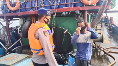 Satpolair Pandeglang Bagikan Masker kepada Nelayan di Atas Perahu