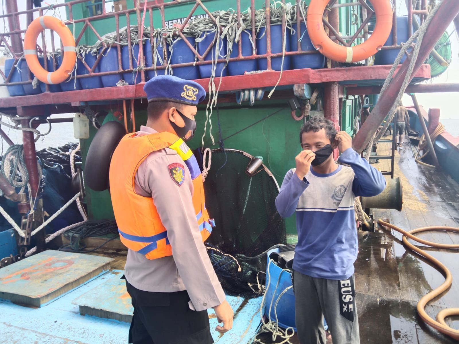 Satpolair Pandeglang Bagikan Masker kepada Nelayan di Atas Perahu