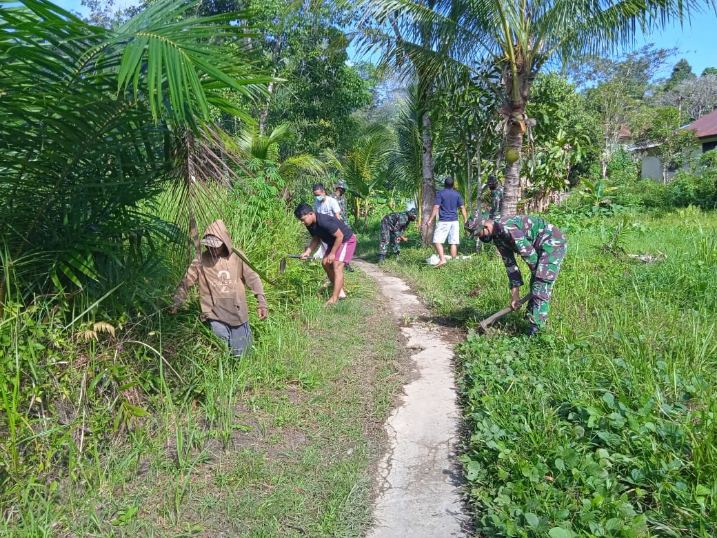 Yonif 642/Kapuas Bersihkan Gereja demi Kenyamanan Jemaat Beribadah