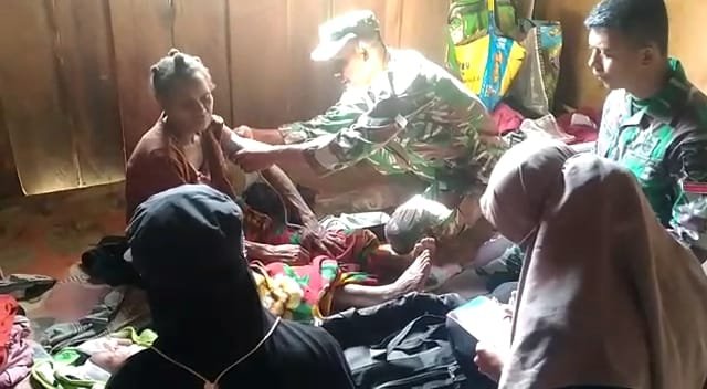 Warga Sakit Demam Pusing Didatangi dan Diobati Satgas Yonif 126/KC