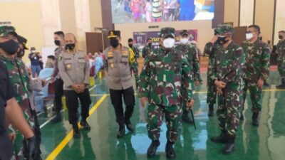Danrem 064/MY dampingi Pangdam III/SLW saat Panglima TNI dan Kapolri tinjau vaksinasi massal di Banten