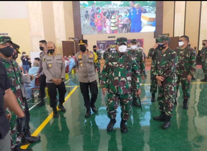 Danrem 064/MY dampingi Pangdam III/SLW saat Panglima TNI dan Kapolri tinjau vaksinasi massal di Banten