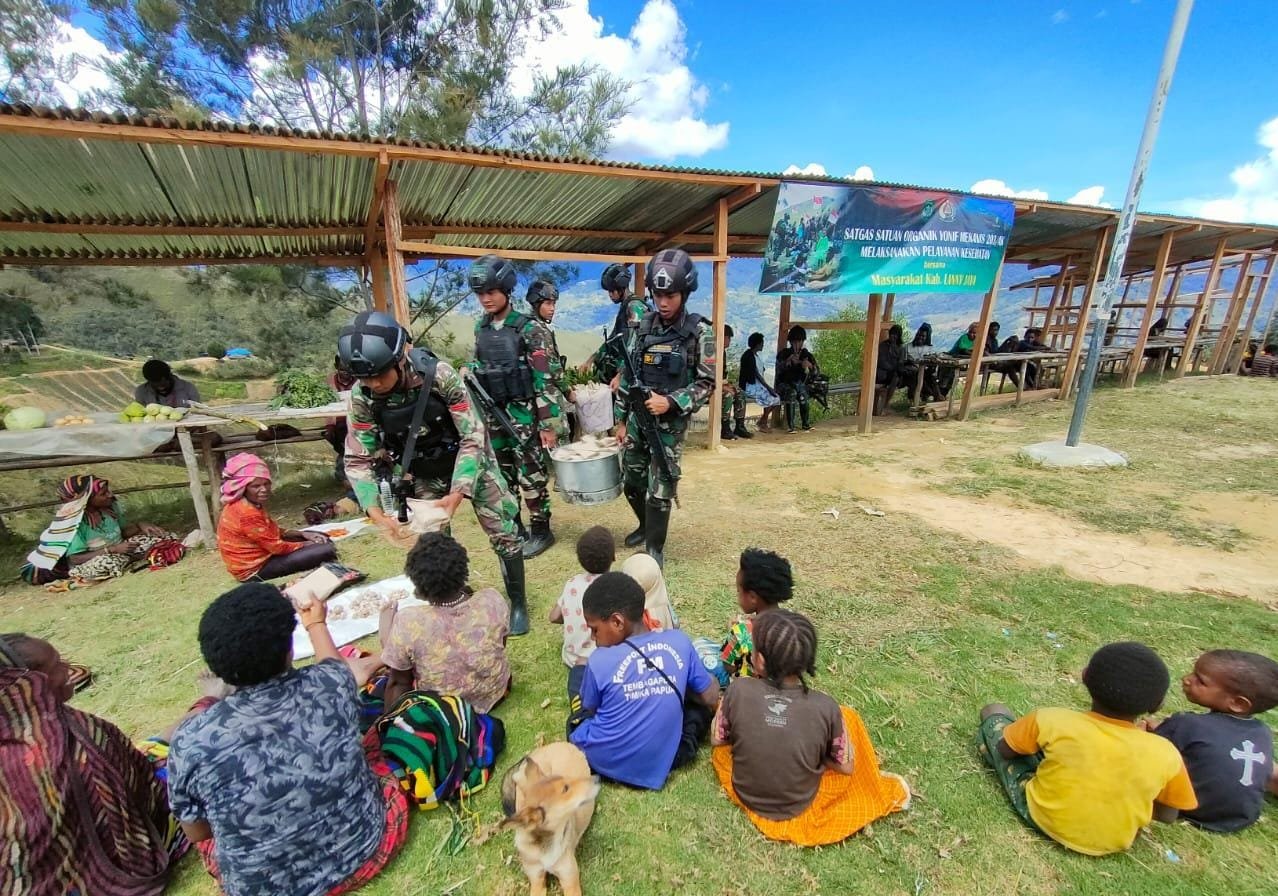 Satgas Yonif Mekanis 203/AK Gelar Kegiatan Sosial di Pasar Popome