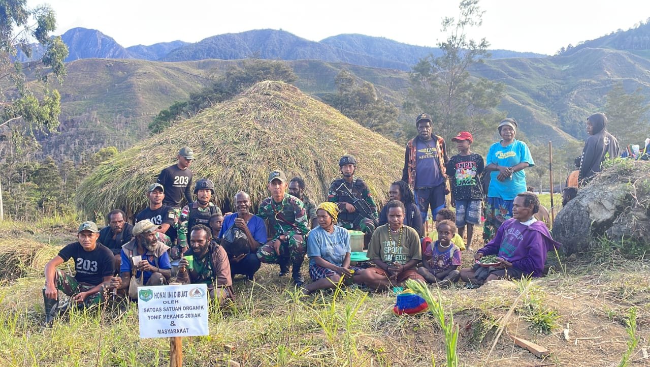 Satgas Yonif Mekanis 203/AK Bersama Masyarakat Gotong Royang Bangun Honai