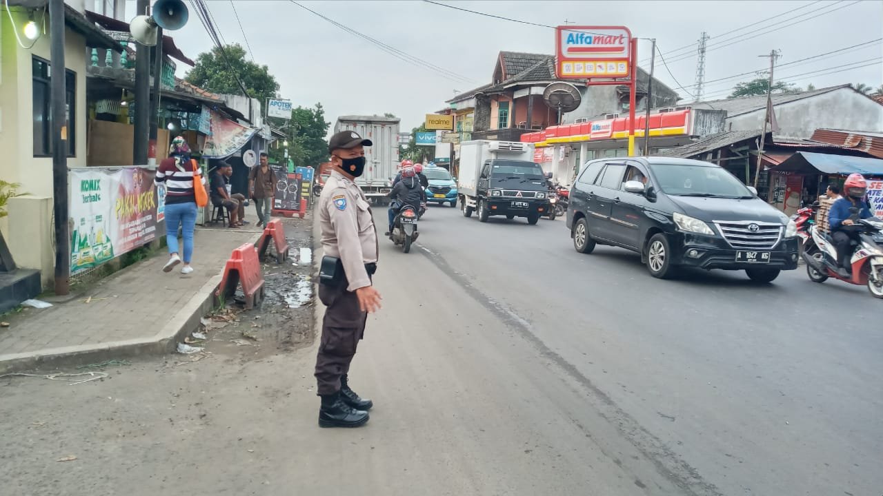 Polsek Baros Intensifkan Gatur Lalin Antisipasi Kemacetan