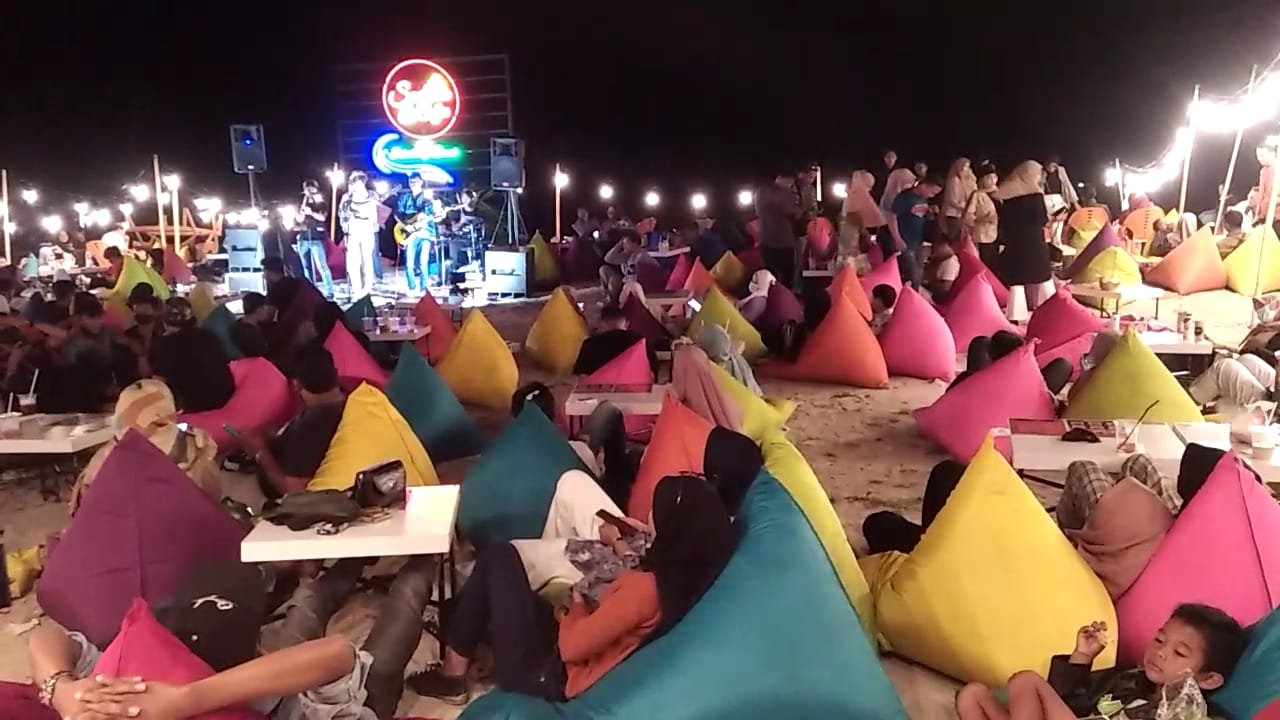 Pengunjung Pantai Acuhkan Protokol Kesehatan