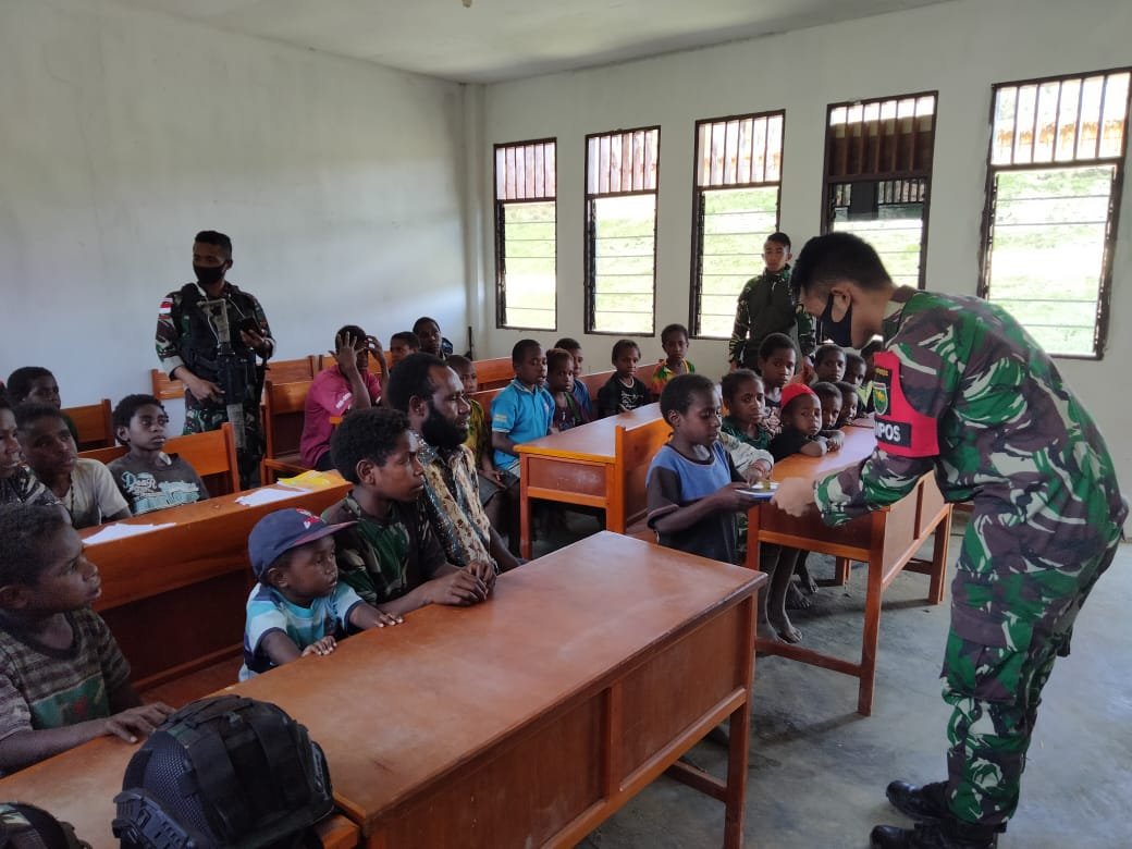 Tingkatkan Nasionalisme, Satgas Yonif RK 751/VJS Sosialisasikan Wawasan Kebangsaan dan Bagikan Alat Tulis