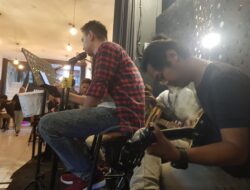 Band D’endroom Tetap Hibur Pengunjung Caffe Caucoffe di Tengah Hujan