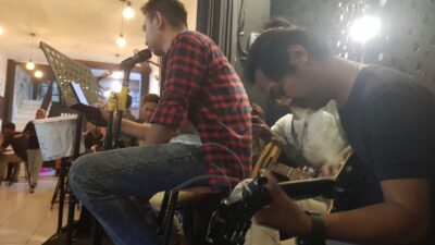 Band D'endroom Tetap Hibur Pengunjung Caffe Caucoffe di Tengah Hujan