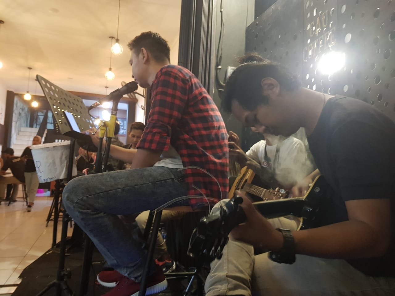 Band D'endroom Tetap Hibur Pengunjung Caffe Caucoffe di Tengah Hujan