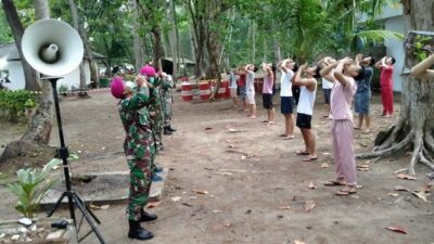 Prajurit TNI Kogasgabpad Pimpin Olahraga WNI ABK di Pulau Sebaru