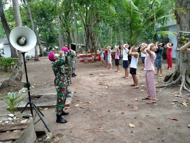Prajurit TNI Kogasgabpad Pimpin Olahraga WNI ABK di Pulau Sebaru