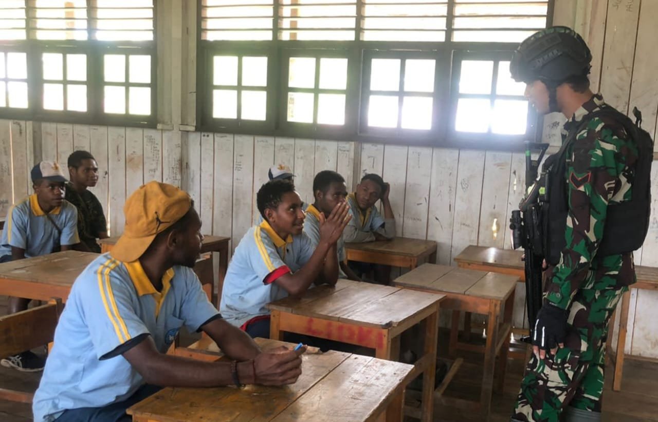 Yonif 143/TWEJ Bentuk Generasi Cinta Tanah Air di Perbatasan RI-PNG