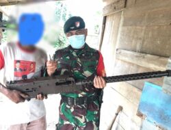 Satgas Yonif RK 732/Banau Kodam XVI/Patimura Terima Senjata Organik dari Masyarakat