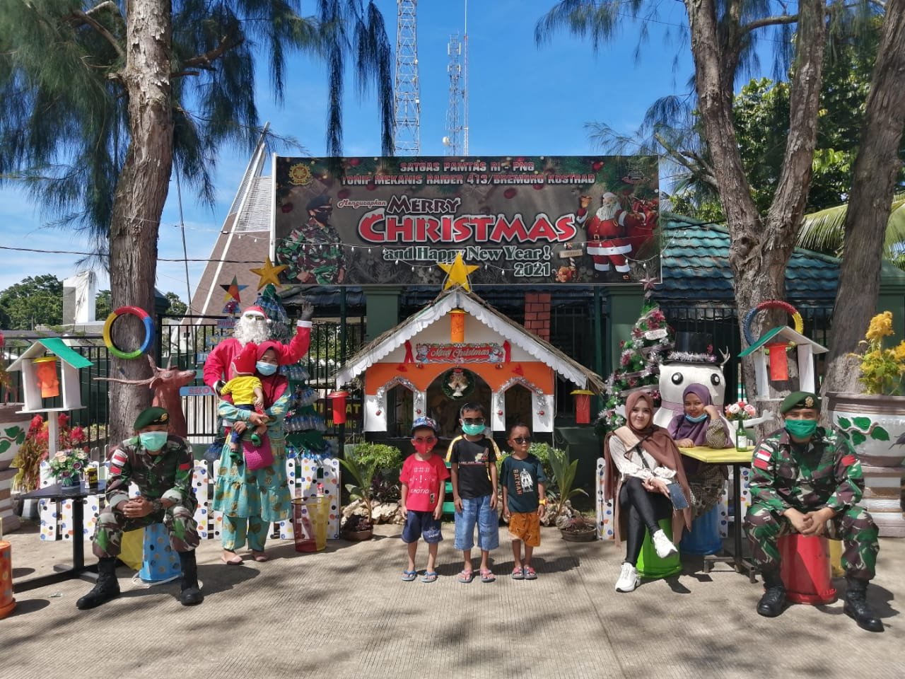 Akhir Pekan, Warga Jayapura Ramai Kunjungi Pondok Natal Satgas Yonif MR 413 Kostrad