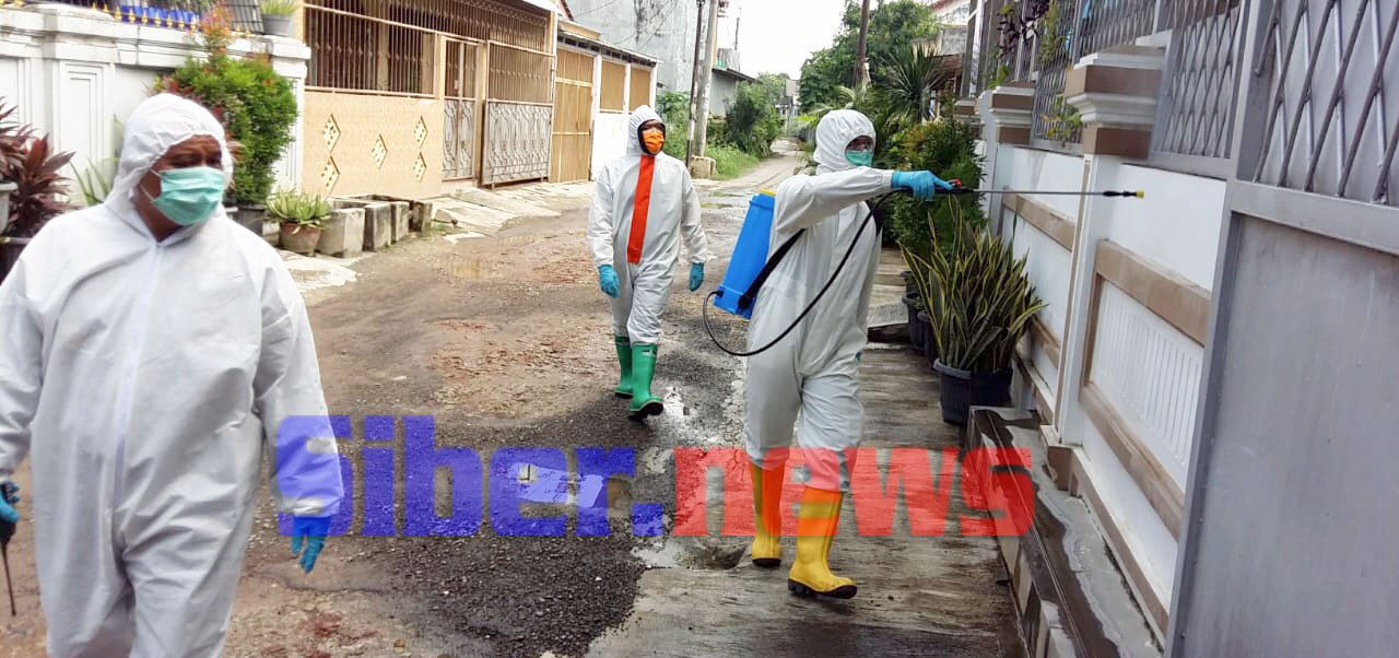 Cegah Covid-19, Satbrimob Banten Semprot Disinfektan di Perumahan Lopang