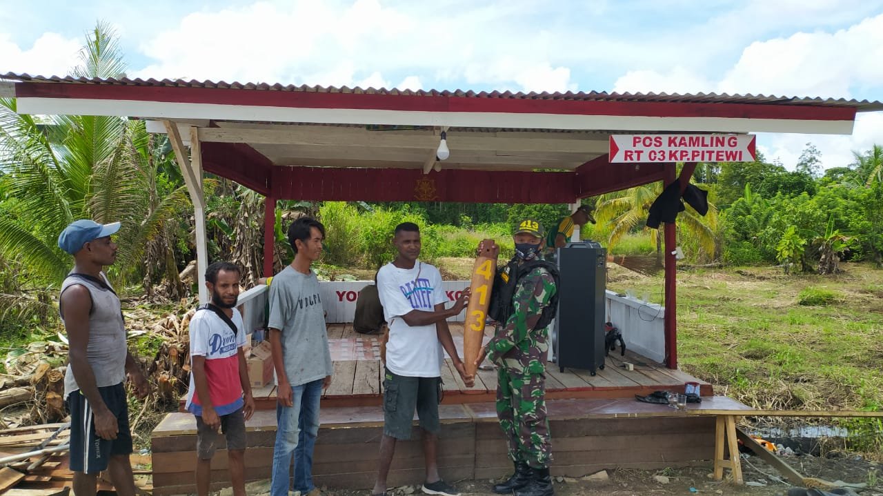Satgas Yonif MR 413 Kostrad Hadiahkan Pos Kamling Merah Putih di Perbatasan RI-PNG