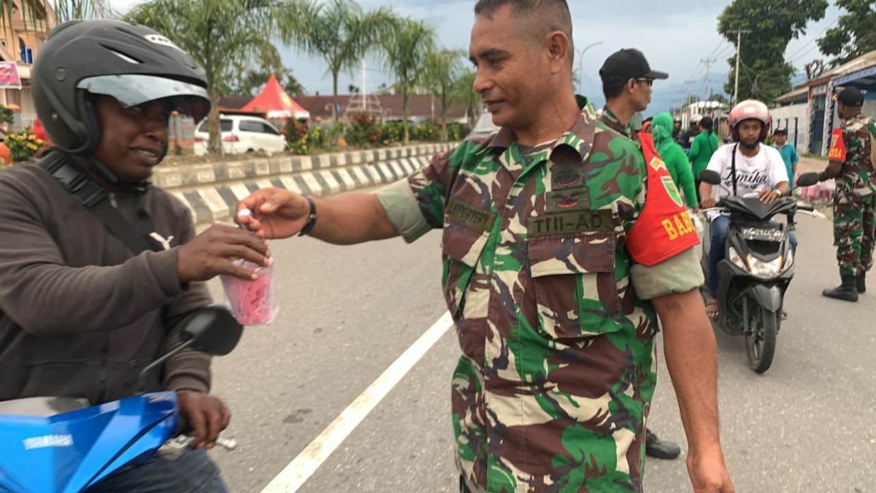 Kodim 1710/Mimika Bagikan Takjil Gratis Jelang Ramadhan, Ajak Masyarakat Isi Bulan Suci dengan Ibadah