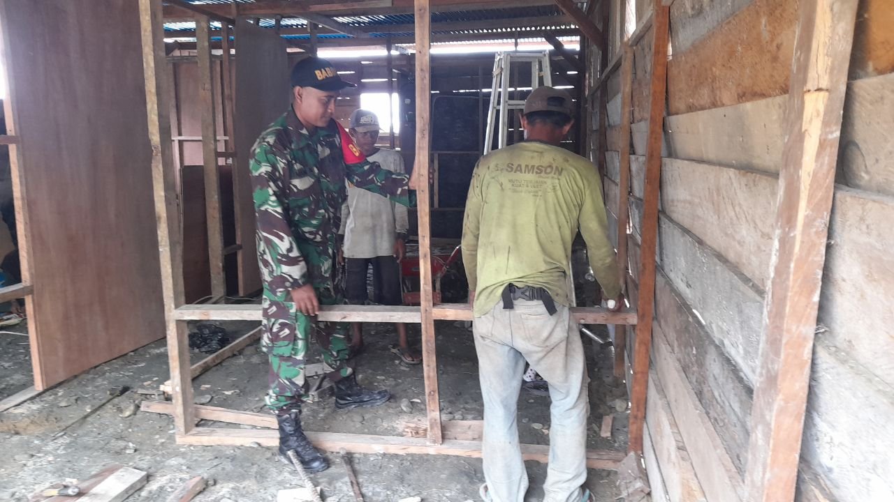 Babinsa Koramil 1710-07/Mapurujaya Bantu Bangun Rumah Warga Secara Nyata