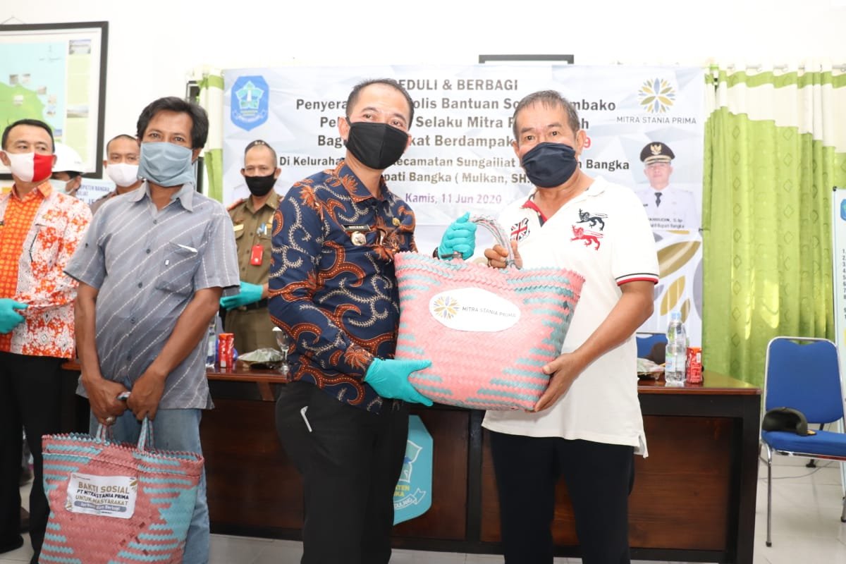 Pemkab Bangka Gelar Simbolis Penyerahan Sembako di Kelurahan Jelitik