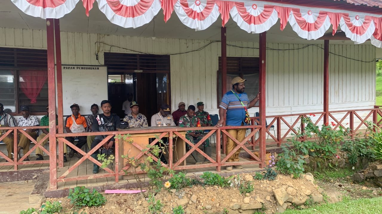 Satgas Yonif 143/TWEJ Ciptakan Rasa Aman Lewat Siskamling di Pedalaman Papua