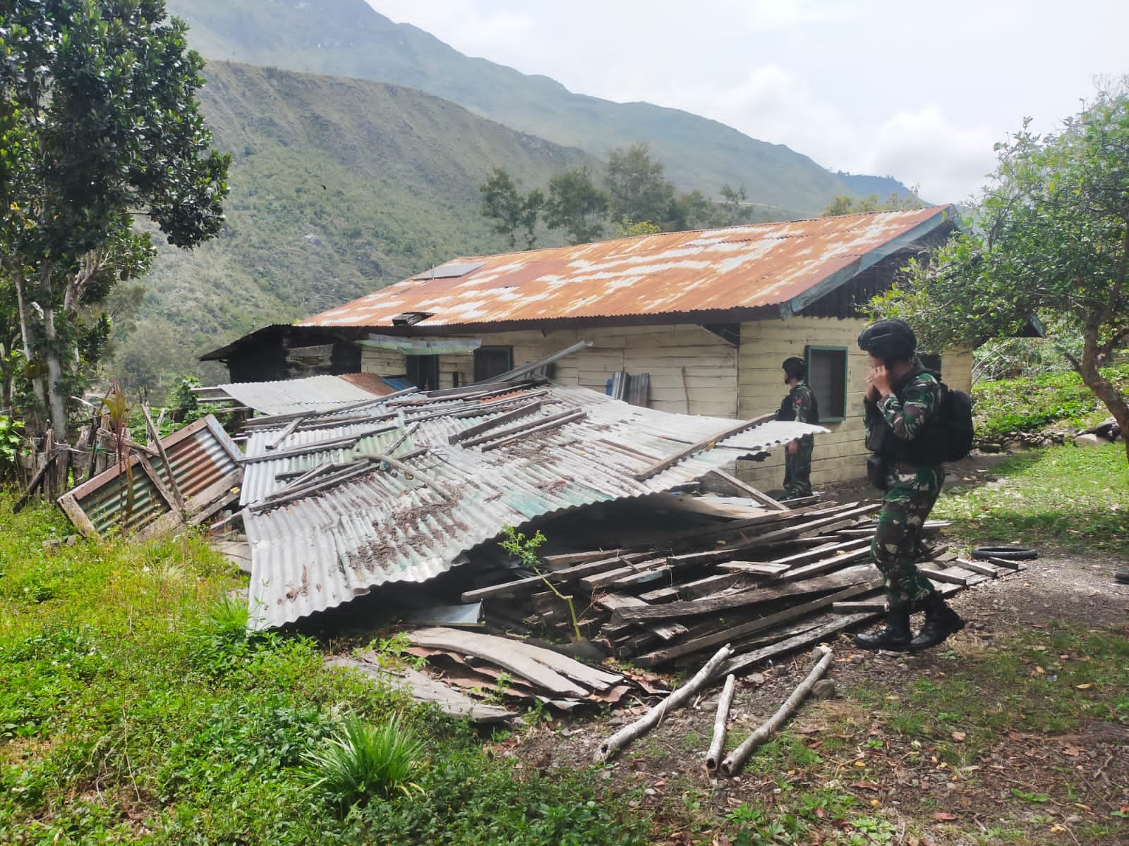 Satgas Yonif Raider 142/KJ Bangun Ruang Jemaat Roboh Tanpa Henti