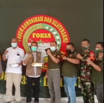 Foksa Peduli Bagikan Takjil dan Nasi Box untuk Pemulung di TPA Bantar Gebang