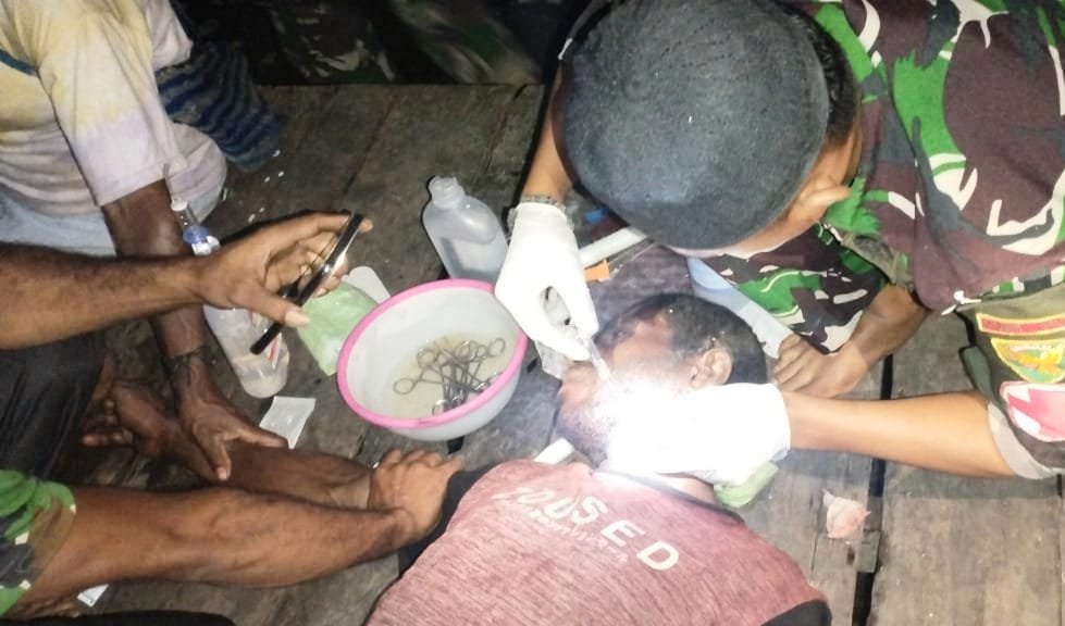 Satgas Yonif 143/TWEJ Bantu Warga yang Jadi Korban Amukan Babi Hutan