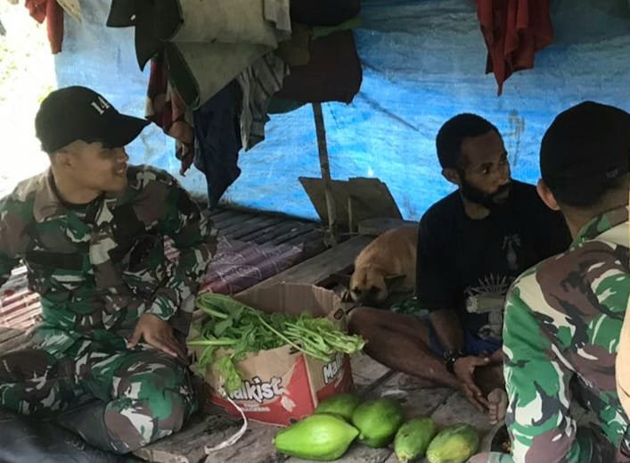 Warga Gembira Didatangi Satgas Yonif 143/TWEJ, Begini Alasannya