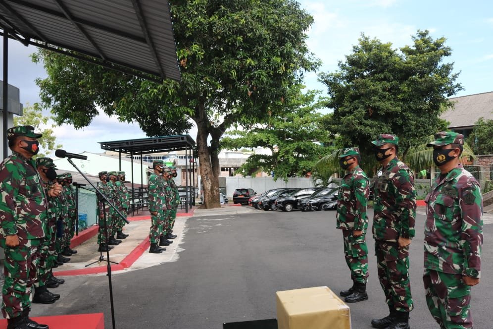 Menyambut Ramadhan 1442 H, Pangkogabwilhan I Bagikan Bingkisan ke Prajurit