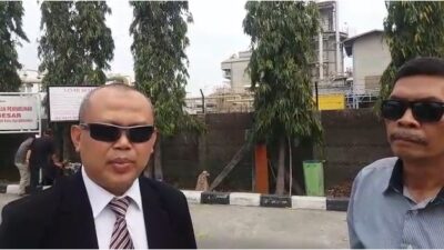 Tim Kuasa Hukum dan Ahli Waris Pasang Plang Hak Milik di Pintu Masuk TBBM Pertamina