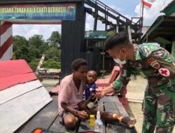 Satgas Pamtas Yonif 126/KC Beri Obat Luka Robek pada Warga di Perbatasan