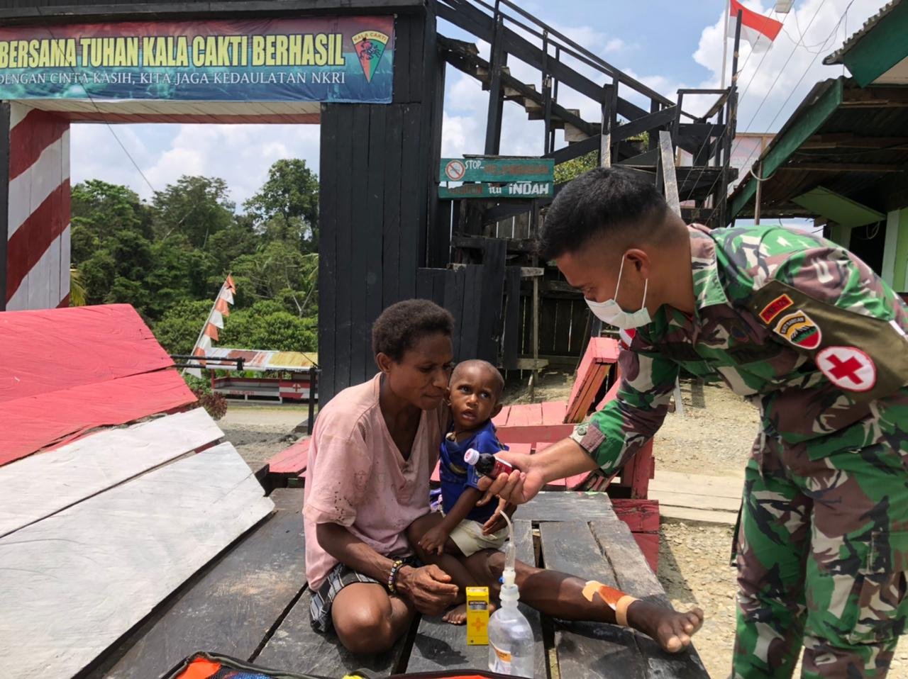 Satgas Pamtas Yonif 126/KC Beri Obat Luka Robek pada Warga di Perbatasan