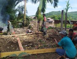 TNI dan Rakyat Kompak Bangun Rumah untuk Warga Kurang Mampu di Selakau